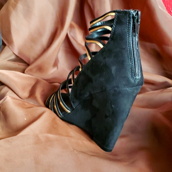 Express black suede platform heels with gold straps. Size 7 - Picture 4 of 6
